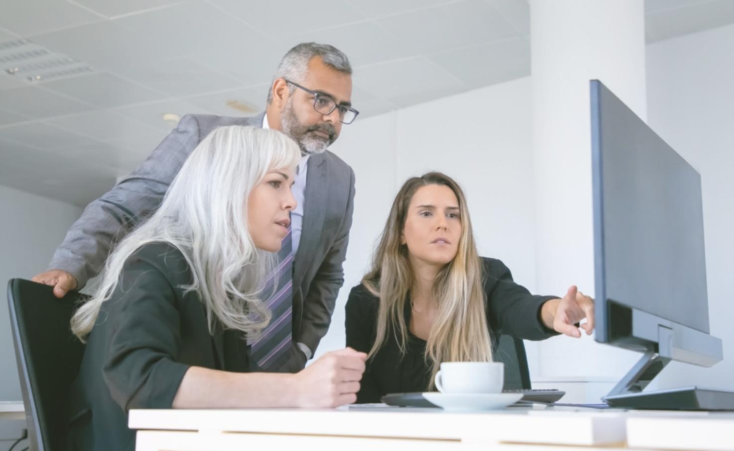 Equipo trabajando en análisis financiero creativo